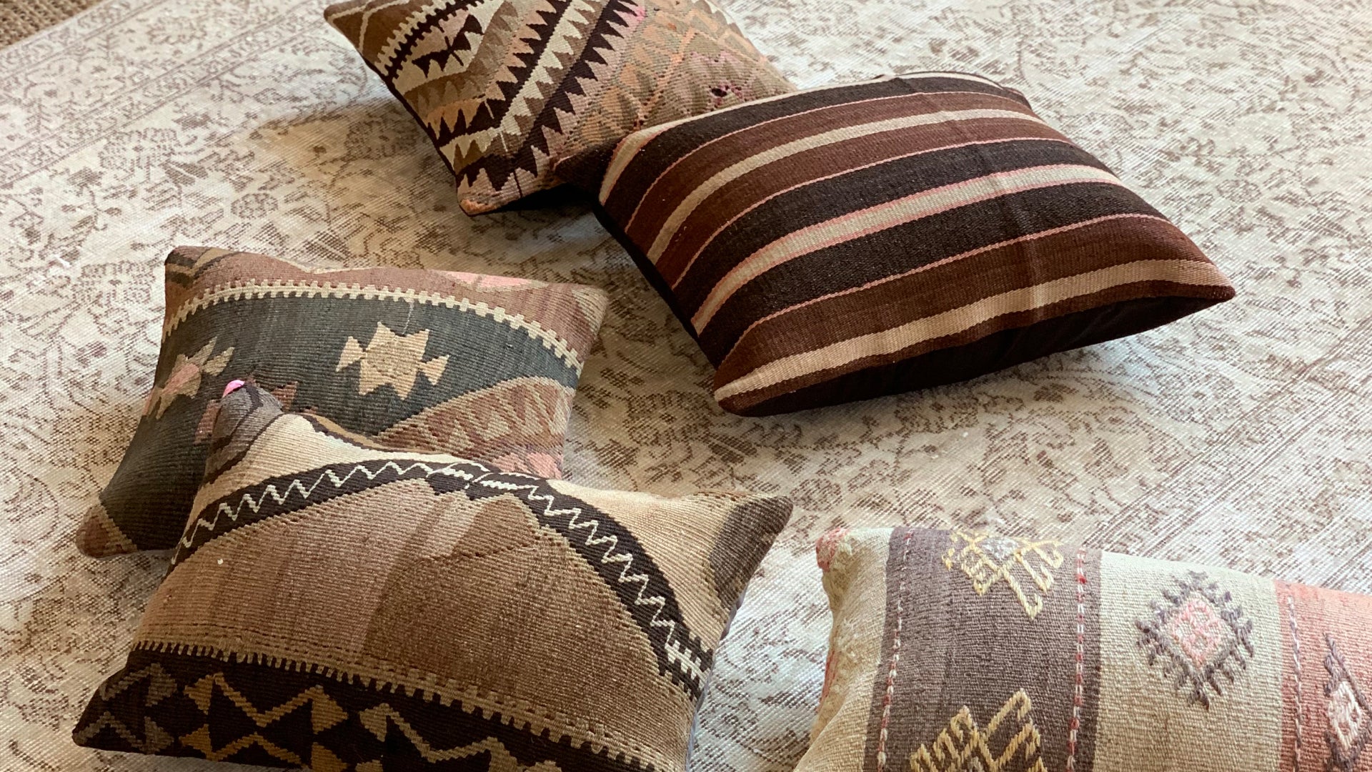 Pillows Swoon Rugs
